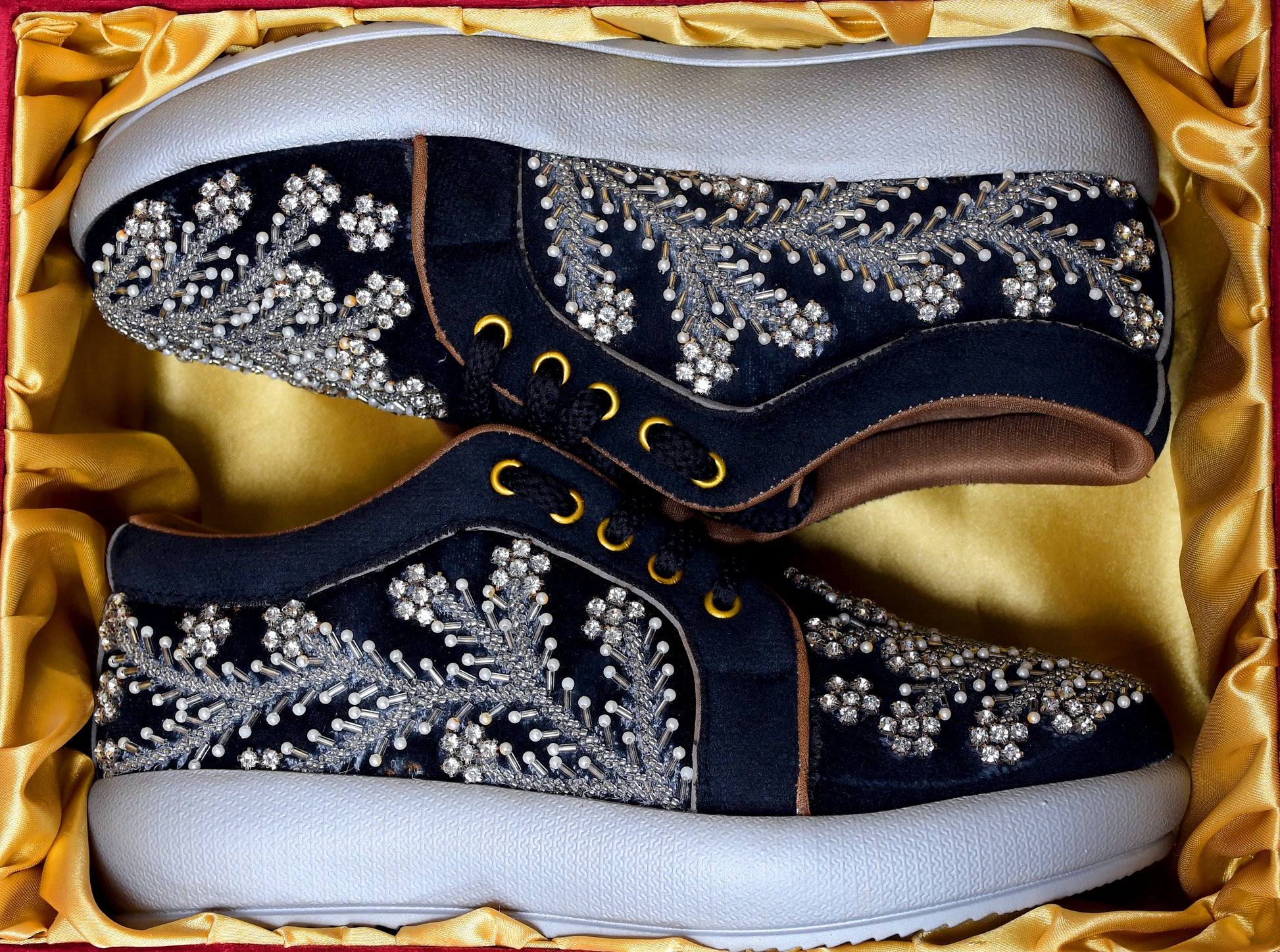 Black embroidery sneakers